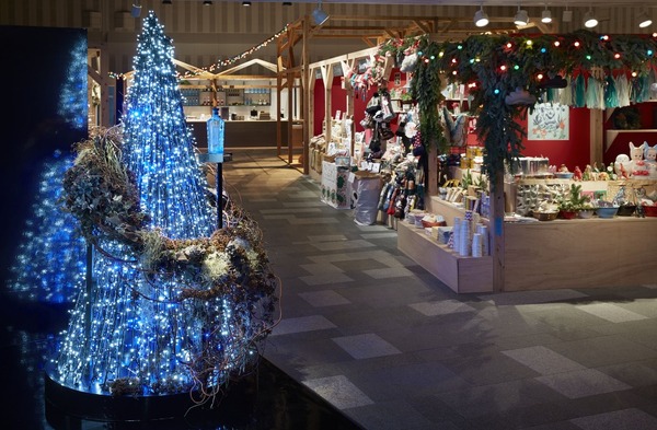 クリスマスマーケット会場エントランスには、スター・オブ・ボンベイをイメージしたクリスマスツリーが設置される。