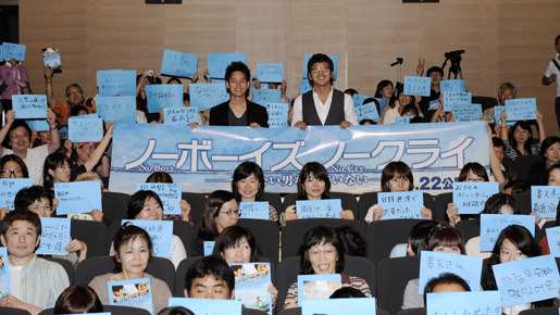 観客と一緒に記念撮影する、妻夫木聡（左）＆ハ・ジョンウ（右）