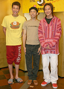 「THE3名様」（左から）佐藤隆太、岡田義徳、塚本高史