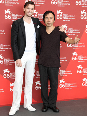 記者会見フォトコールに応じた塚本監督とエリック -(C) Kazuko Wakayama