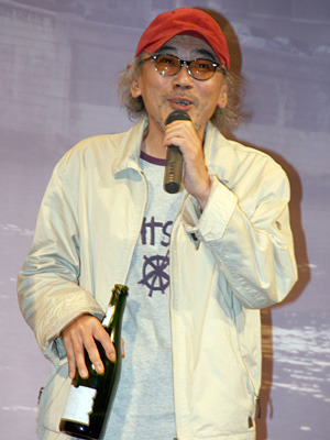 シャンパンボトルを決して手放さない小林監督