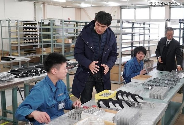 工場再開を準備する菊池製作所社員を取材