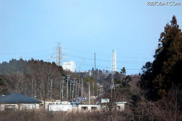 国道沿いから見た福島第一原発