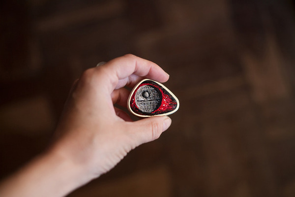 マスクやラケットに愛らしい刺繍。写真家でありデザイナー、VJの顔も持つアフリカ人女性アーティスト