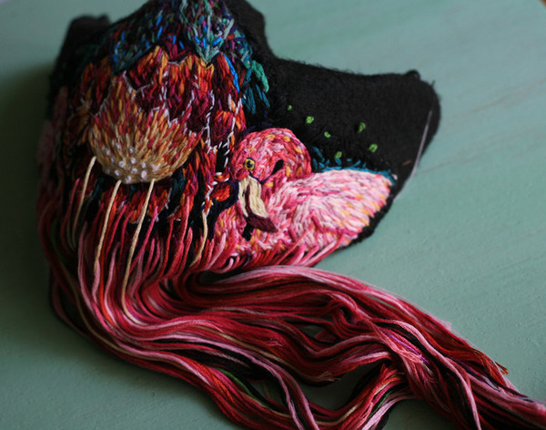 マスクやラケットに愛らしい刺繍。写真家でありデザイナー、VJの顔も持つアフリカ人女性アーティスト