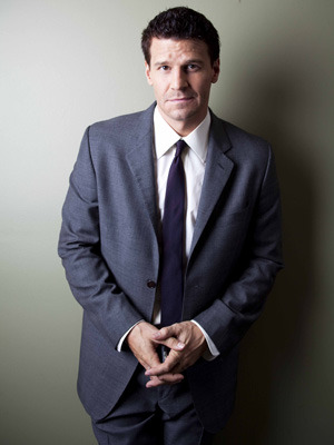 劇中そのままのスーツ姿で登場したデイビッド