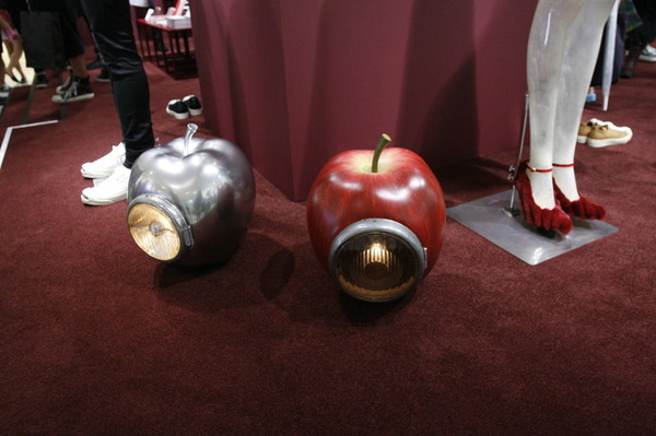 高橋盾がアトリエで使用している特大リンゴ型ライト