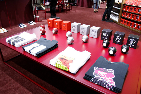 リボンフェイスキティののTシャツやギラップルが揃う