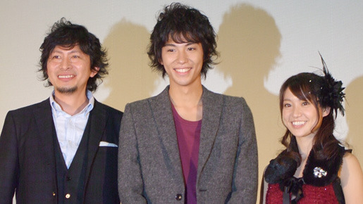 『銀色の雨』完成披露試写会にて（左から）鈴井貴之監督、賀来賢人、大島優子