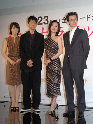 『サヨナライツカ』完成会見（左から）石田ゆり子、西島秀俊、中山美穂、イ・ハンジェ監督
