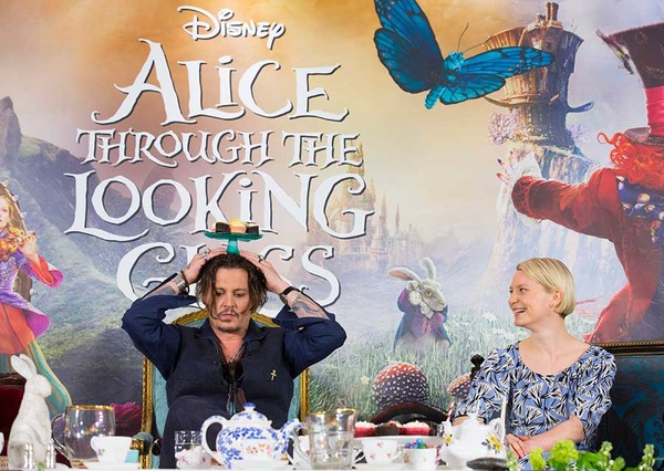 ジョニー・デップ＆ミア・ワシコウスカ『アリス・イン・ワンダーランド／時間の旅』記者会見@ロンドン