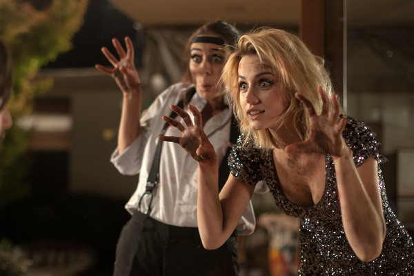 『ノック・ノック』　(C) 2014 Camp Grey Productions LLC