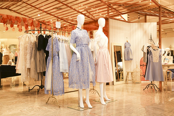 JILL STUART THE ALICE IN WONDERLAND COLLECTION ドレス（写真左）は伊勢丹三越限定品。価格は15万1200円
