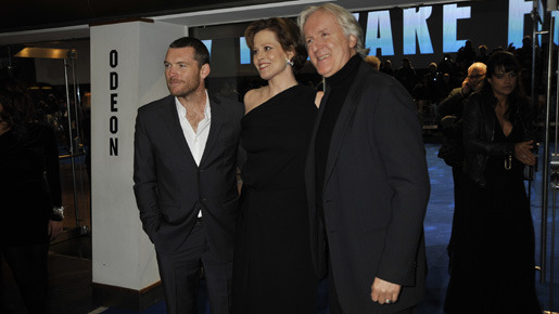 『アバター』ワールドプレミアにて（左から）サム・ワーシントン、シガニー・ウィーバー、ジェームズ・キャメロン監督