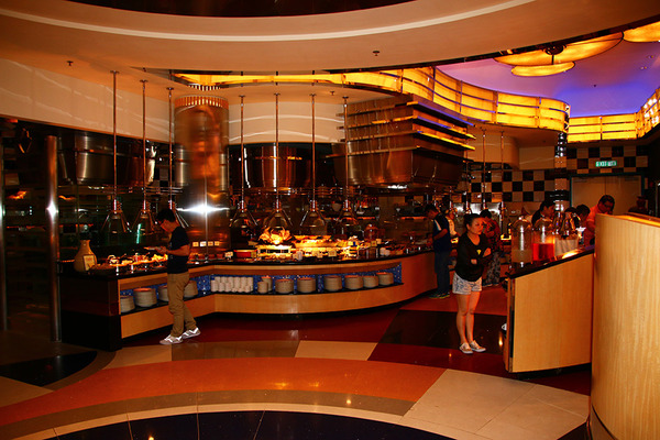 「ディズニー・ハリウッド・ホテル」の「シェフ・ミッキー」(C) Disney (C) Disney/Lucasfilm Ltd. (C) & TM Lucasfilm Ltd.