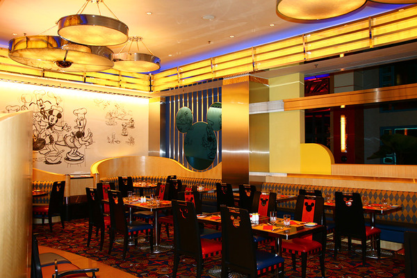 「ディズニー・ハリウッド・ホテル」の「シェフ・ミッキー」(C) Disney (C) Disney/Lucasfilm Ltd. (C) & TM Lucasfilm Ltd.
