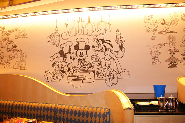 「ディズニー・ハリウッド・ホテル」の「シェフ・ミッキー」(C) Disney (C) Disney/Lucasfilm Ltd. (C) & TM Lucasfilm Ltd.