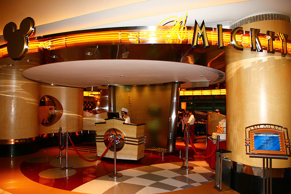 「ディズニー・ハリウッド・ホテル」の「シェフ・ミッキー」(C) Disney (C) Disney/Lucasfilm Ltd. (C) & TM Lucasfilm Ltd.