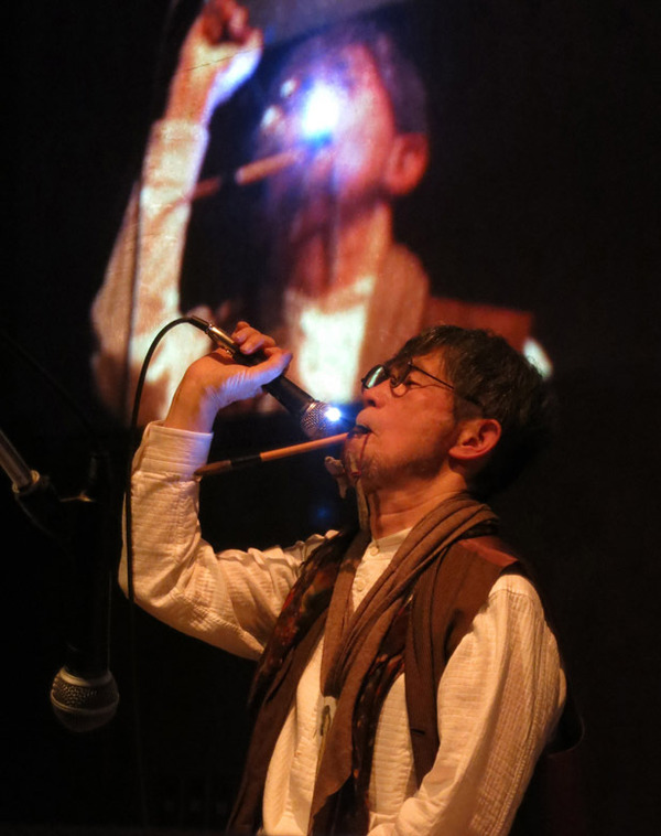 朗読パフォーマンスをする吉増剛造 Photo: Sayuri Okamoto