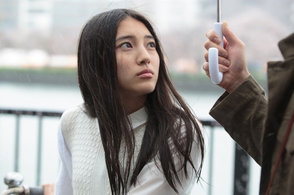 「喧騒の街、静かな海」