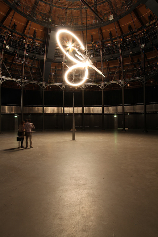 コンラッド・ショウクロス《タイムピース》2013年／アルミニウム、鉄、機械、ライト／サイズ可変／展示風景：ラウンドハウス、ロンドン