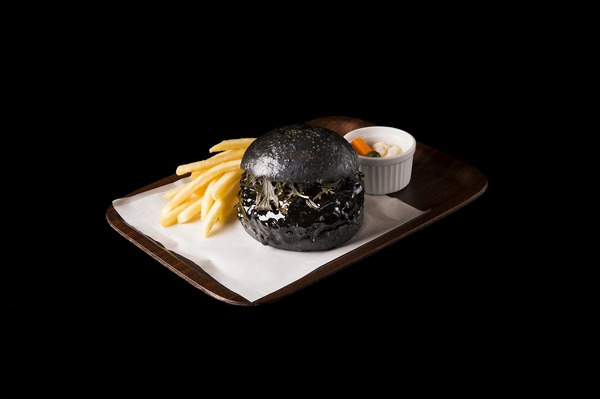「ミュージアム カフェ & レストラン THE SUN & THE MOON」の「まっくろバーガー」（1,380円）
