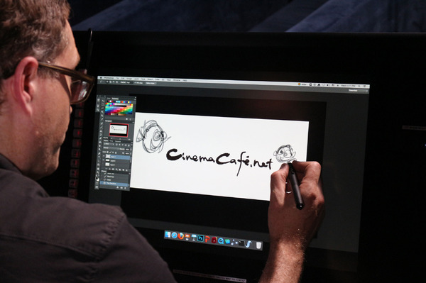 ロゴ用のドリー＆ニモを描くアンガス・マクレーン