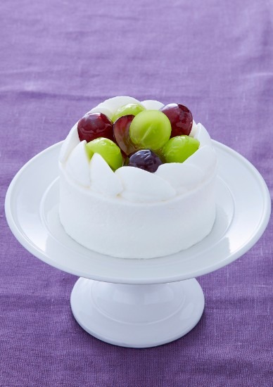 「ショートケーキ ぶどう」（直径 9cm 2,052 円。販売期間：8月24日（水）～10月31日（月）まで。※旬の美味しいぶどうを使用するため、期間中にシャインマスカット1種類のみに変更となる）