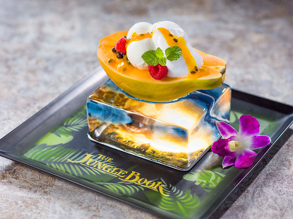 マンゴープリンとココナッツシャーベットのパパイヤボート