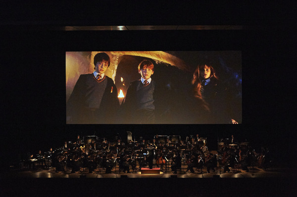 「ハリー・ポッター in コンサート シリーズ第1弾！『ハリー・ポッターと賢者の石』」HARRY POTTER characters, names and related indicia are (C) & TM Warner Bros. Entertainment Inc. Harry Potter Publishing Rights (C) JKR. (s16)