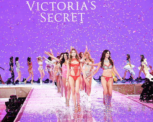 「ヴィクトリアズ・シークレット（Victoria's Secret）」2015年のファッションショー