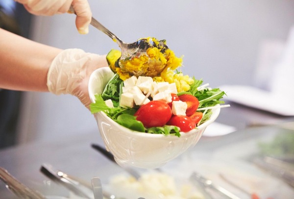 サラダ専門店「SaladStop!」　サラダ 900円～