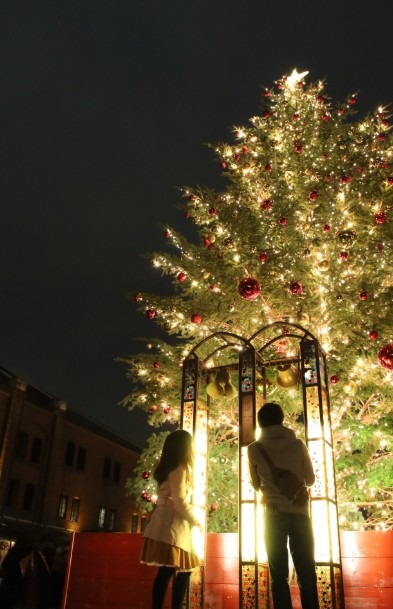 「クリスマスマーケット in 横浜赤レンガ倉庫」ツリーと幸せの鐘