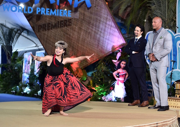 アウリィ・カルバーリョを見守るリン＝マニュエル・ミランダ、ドウェイン・ジョンソン／『モアナと伝説の海』（C）2016 Disney. All Rights Reserved.