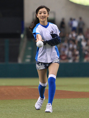 始球式に登板した波瑠