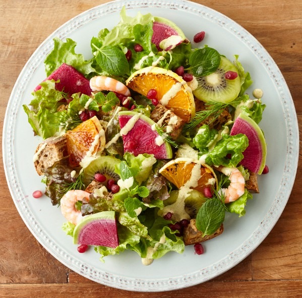 「海老とハーブのスパイスソースサラダ」（1,400 円）