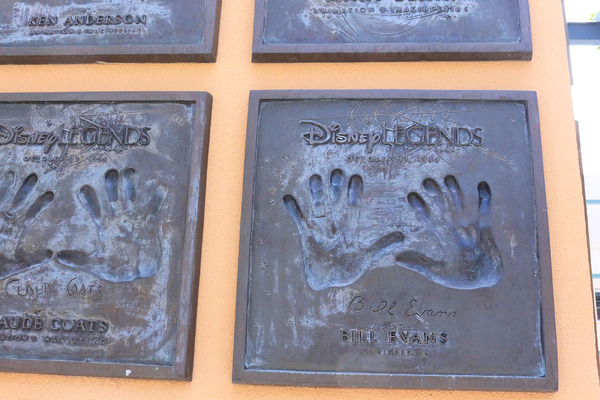 伝説のジャズピアニスト、ビル・エヴァンスの手形も…／ウォルト・ディズニー・スタジオ内「レジェンドプラザ」