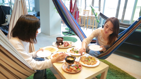 ブーム到来中！ ハンモックカフェでゆら〜り夢気分を♪