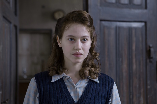 ルー・ドゥ・ラージュ／『夜明けの祈り』 (C) 2015 MANDARIN CINEMA　AEROPLAN FILM　MARS FILMS　FRANCE 2 CINEMA　SCOPE PICTURES