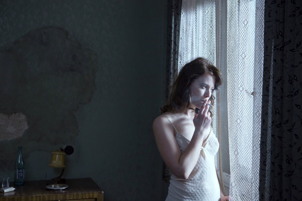 ルー・ドゥ・ラージュ／『夜明けの祈り』 (C) 2015 MANDARIN CINEMA　AEROPLAN FILM　MARS FILMS　FRANCE 2 CINEMA　SCOPE PICTURES