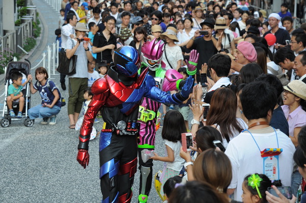 「仮面ライダーエグゼイド」×「仮面ライダービルド」バトンタッチ会　（C）2016 石森プロ・テレビ朝日・ADK・東映　（C）2017 石森プロ・テレビ朝日・ADK・東映