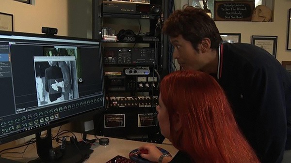 「衝撃の死から20年　新証言！悲劇のプリンセス・ダイアナ最後の1日 ～追跡！20年目の謎と真相、愛と哀しみの半生～」画像解析結果を見る番組ディレクターと映像解析スペシャリスト　（C）フジテレビ