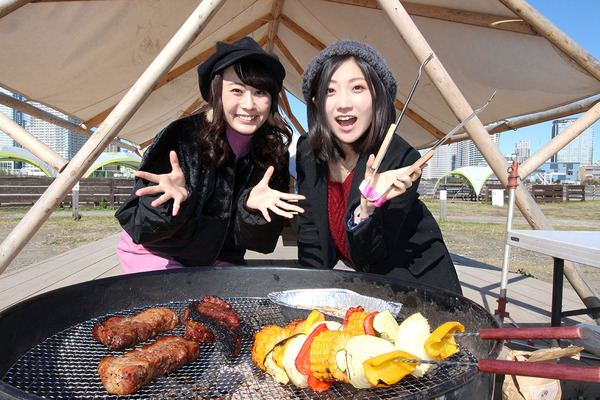 料理完成！（モデル：土山茜、中村裕香里 撮影：シネマカフェ編集部 撮影協力：「WILD MAGIC -The Rainbow Farm-（ワイルドマジック　レインボーファーム）」）