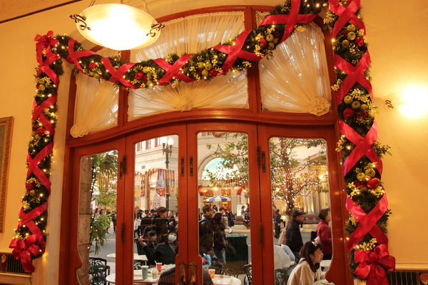 クリスマス・ムード一色のユニバーサル・スタジオ・ジャパン