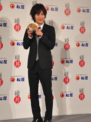 CM発表会に参加した溝端淳平