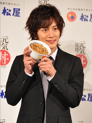 CM発表会に参加した溝端淳平