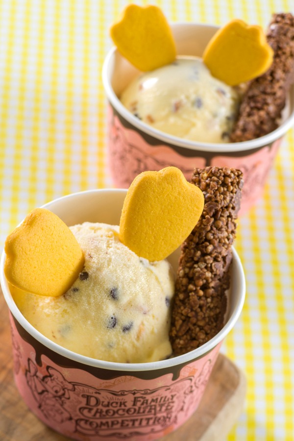 チョコレートクランチを使用したアイスのデザート