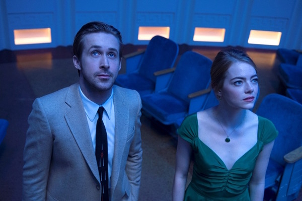 『ラ・ラ・ランド』　Photo credit:  EW0001: Sebastian (Ryan Gosling) and Mia (Emma Stone) in LA LA LAND.  Photo courtesy of Lionsgate.（C） 2016 Summit Entertainment, LLC. All Rights Reserved.