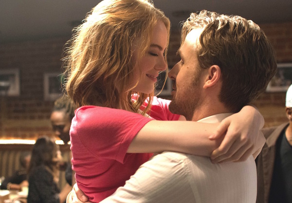 『ラ・ラ・ランド』　Photo credit:  EW0001: Sebastian (Ryan Gosling) and Mia (Emma Stone) in LA LA LAND.  Photo courtesy of Lionsgate.（C） 2016 Summit Entertainment, LLC. All Rights Reserved.