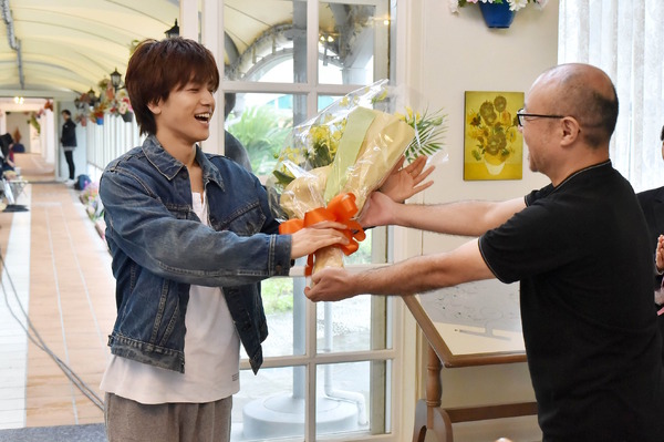 「崖っぷちホテル！」岩田剛典クランクアップ